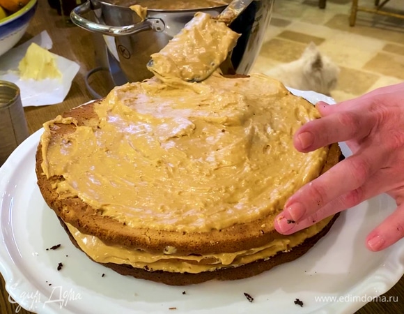 Остывшие коржи смазать кремом и уложить друг на друга, оставшимся кремом смазать бока торта.