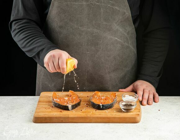 Семгу промойте, обсушите бумажным полотенцем. Посолите, поперчите, сбрызните лимонным соком.