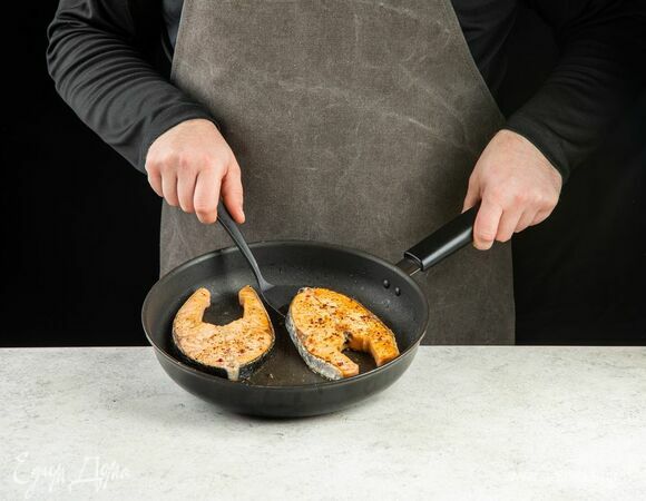 Обжарьте рыбу на сковороде в оливковом масле.