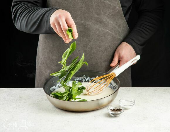 Добавьте шпинат, посолите, поперчите. Готовьте еще 2 минуты.