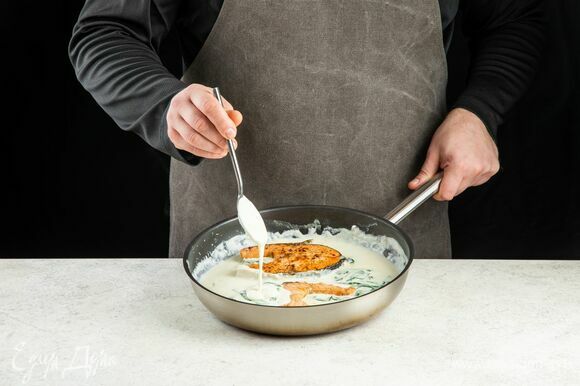 Переложите в готовый соус семгу, прогрейте в течение минуты.