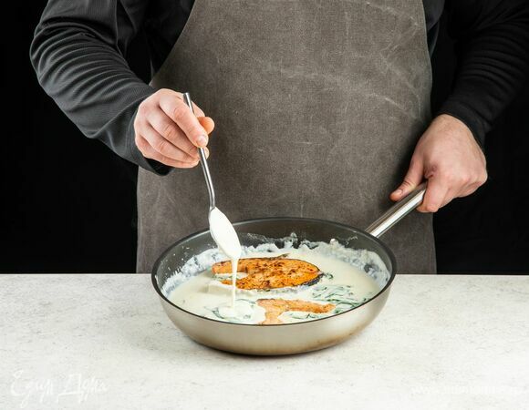 Переложите в готовый соус семгу, прогрейте в течение минуты.