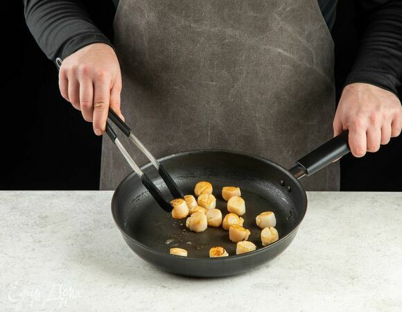 В сковороде разогрейте оливковое и сливочное масло. Выложите гребешки, посолите, поперчите и обжарьте с двух сторон в течение 2 минут до золотистого цвета. <br />
Переложите гребешки в тарелку.