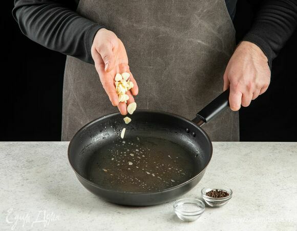 В той же сковороде обжарьте рубленый чеснок.