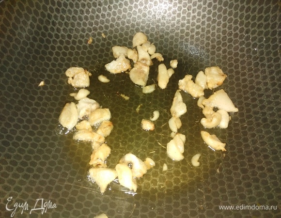 Под крышкой растопить до шкварок.