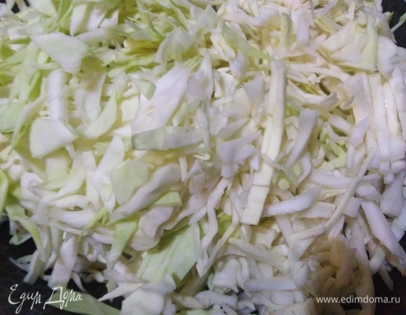 Капусту нашинковать, добавить к овощам. Накрыть крышкой и на среднем огне тушить 15 минут.