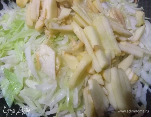 Яблоки нарезать соломкой. Добавить в капусту.