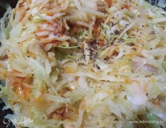 Всыпать соль, тмин. Перемешать. Тушить 15 минут.