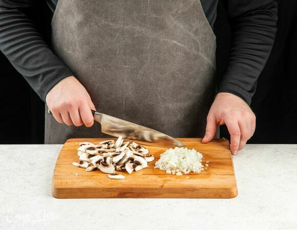 Лук почистите и мелко нарежьте. Шампиньоны промойте и нарежьте небольшими кусочками.