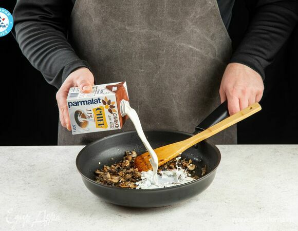 Влейте сливки Parmalat CHEF 11%.