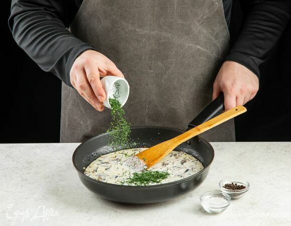 Посолите, поперчите, добавьте рубленую зелень. Готовьте, помешивая, до загустения.