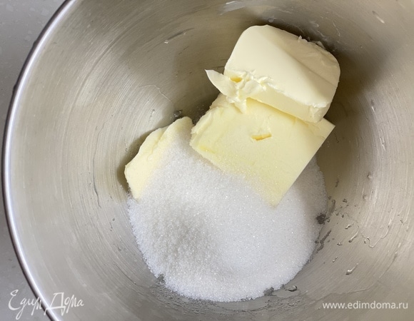 Мягкое сливочное масло взбивать с сахаром 5–10 минут, до пышной белой массы.