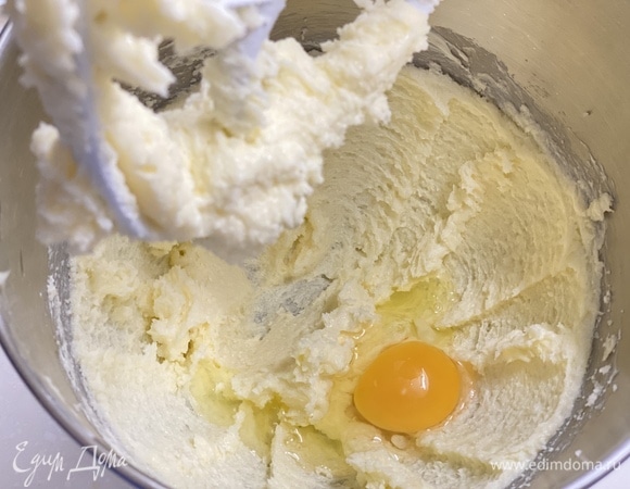 Далее по одному ввести яйца, тщательно взбивая после каждого.