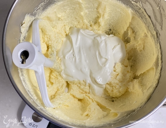 Теперь добавить сметану. Размешать до однородного состояния.
