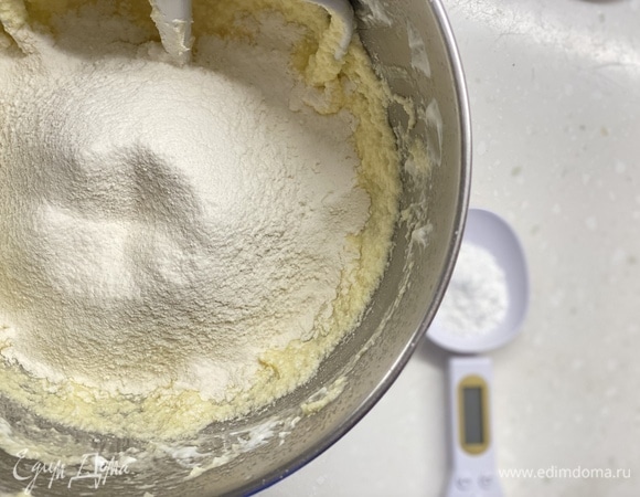 Добавить муку и разрыхлитель. Хорошо перемешать