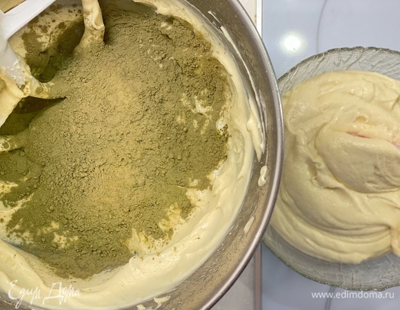 Половину теста переложить в отдельную чашу. Во вторую половину добавить матчу или какао. Хорошо перемешать.