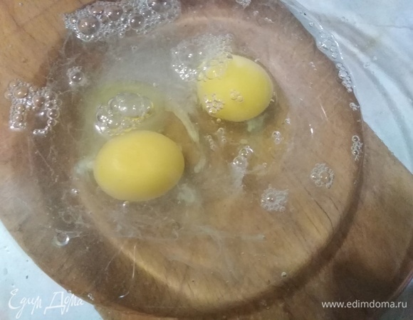 Воду смешать с яйцами, солью и сахаром.