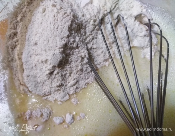 Всыпать муку.