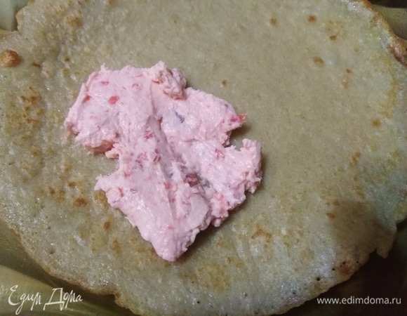 На сковороде обжарить блинчики с двух сторон. На край каждого блинчика выложить рыбный крем. У меня покупной, но можно приготовить самим или заменить на рыбный риет.