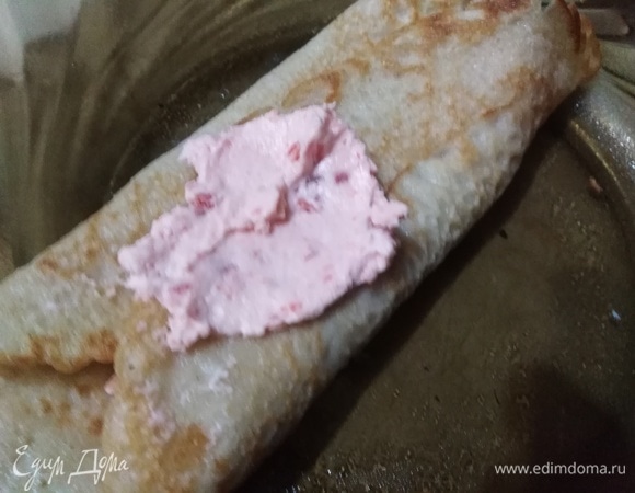 Свернуть края блинчика друг к другу. Запечатать кремом.