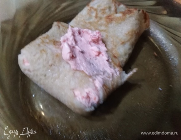 Подвернуть один край и так же запечатать кремом. Подвернуть оставшийся край на крем. Так начинка у блинчика равномерно распределяется, как в рулете.