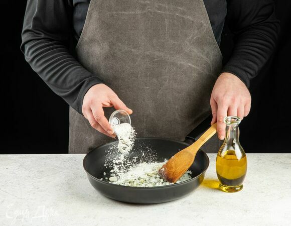 Обжарьте лук и чеснок на растительном масле, добавьте муку, перемешайте.