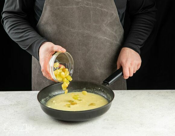 Добавьте виноград.