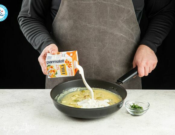 Влейте сливки Parmalat CHEF 23%. Добавьте рубленую зелень, перемешайте.