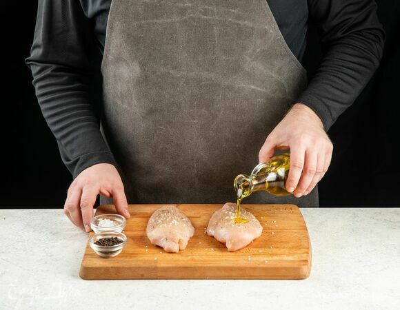 Грудку посолите, поперчите, смажьте растительным маслом.