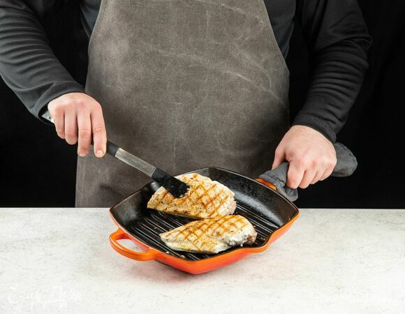 На сковороде-гриль обжарьте куриную грудку на сильном огне. С одной стороны — 5 минут, затем переверните и жарьте еще 2 минуты.