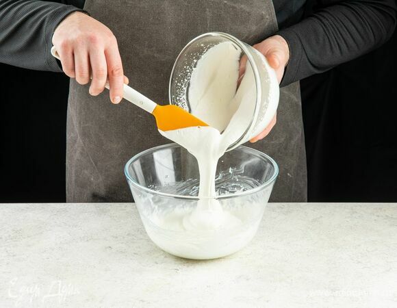 Добавьте взбитые сливки, перемешайте.