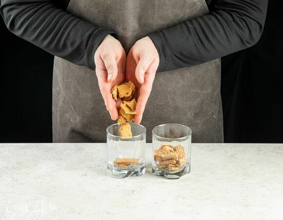 Печенье поломайте на небольшие кусочки и выложите в стакан.