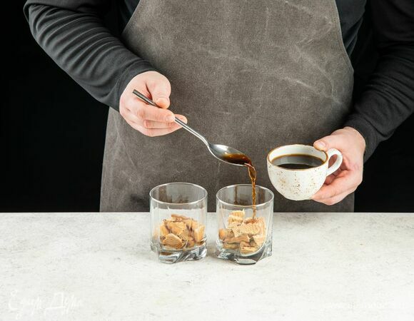 Полейте печенье небольшим количеством кофе.