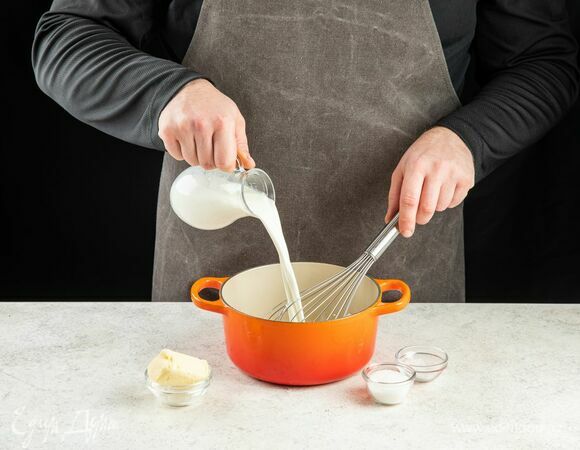 В сотейнике соедините молоко, сливочное масло, соль, сахар. Доведите до кипения на среднем огне.