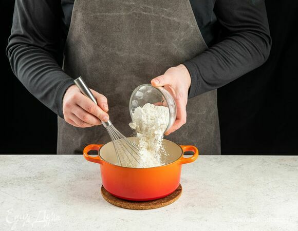 Добавьте просеянную муку и постоянно помешивайте, пока не получится очень густое тесто.<br />
Когда на дне кастрюли образуется тонкий мучнистый налет, все готово.