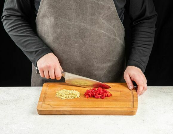 Малину и фисташки мелко нарежьте.