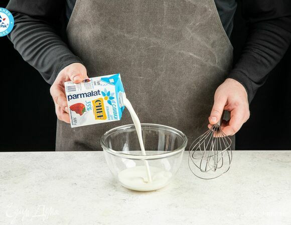 В миске взбейте сливки Parmalat CHEF 35% до густой консистенции и отложите.