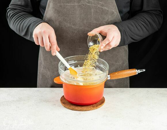 Добавьте рубленые фисташки.