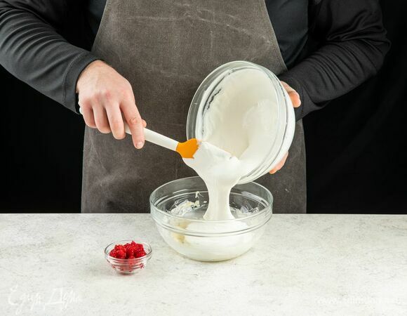 В остывший шоколад влейте взбитые сливки и положите нарезанную малину. С помощью лопатки аккуратно перемешайте.