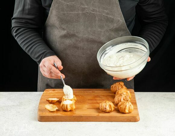 Остывшие профитроли разрежьте пополам и наполните кремом.