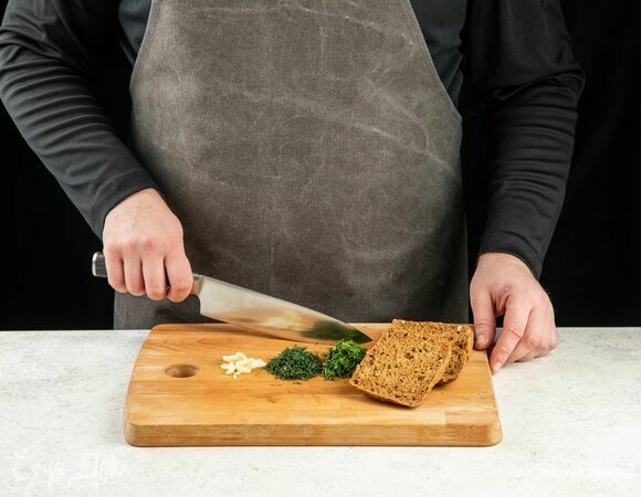 Чеснок мелко порубите или пропустите через пресс, зелень мелко порубите.