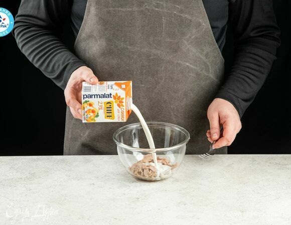 Консервированного тунца выложите в миску, помните вилкой. Для получения нежной консистенции добавьте сливки Parmalat CHEF 23%, перемешайте.