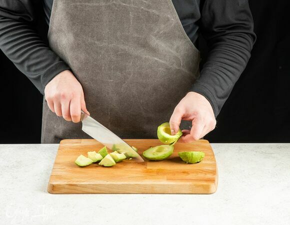 Авокадо очистите, удалите косточку.