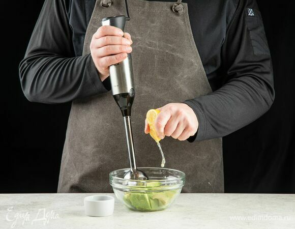 Мякоть выложите в чашу блендера. Добавьте сок половины лимона и рубленый розмарин. Пробейте блендером до однородной консистенции.