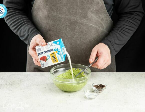 Влейте сливки Parmalat CHEF 35%, добавьте соль, перец, перемешайте.