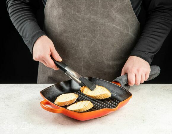 Ломтики багета подсушите на сухой сковороде-гриль.