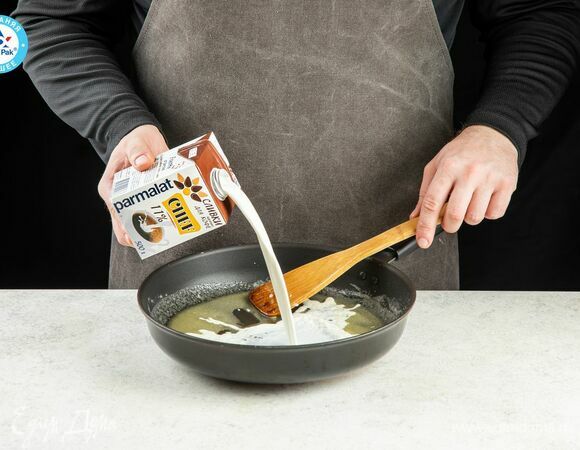 Влейте сливки Parmalat CHEF 11%, варите, помешивая, до густой консистенции. Посолите, поперчите.