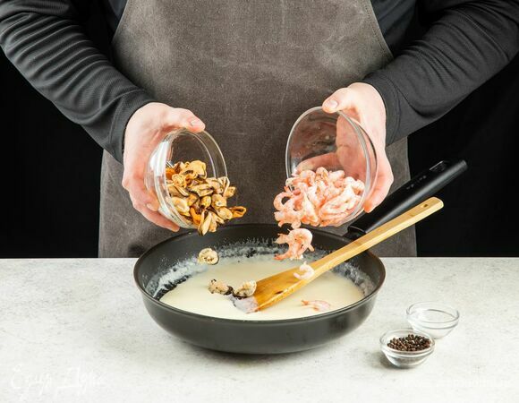 Соедините нарезанные морепродукты со сливочным соусом. Прогрейте в течение 5 минут.