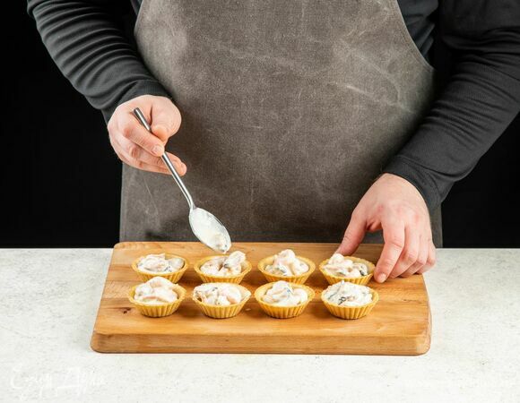 В тарталетки выложите начинку.