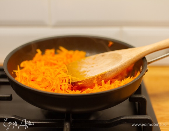 В сковороде обжарить на растительном масле тертую морковь.